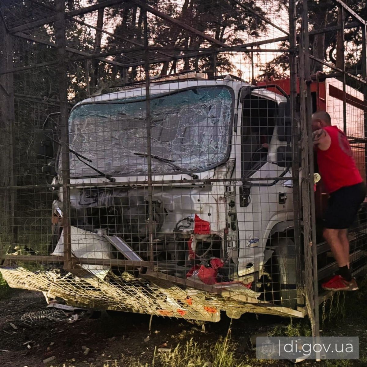 Новини Харкова: FPV-дрон пошкодив сміттєвоз на Дергачівщині